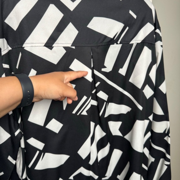 PrettyLittleThing Plus Black Abstract Print Oversized Shirt - Picture 8 of 9